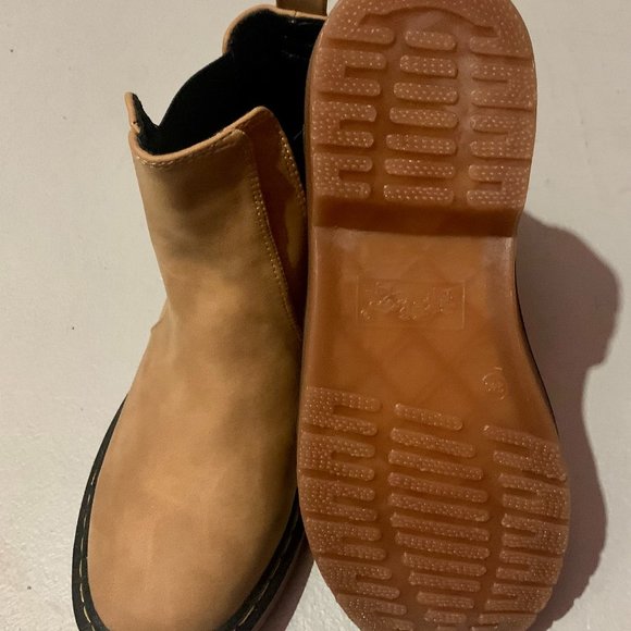 Boots size 7 - Picture 2 of 2
